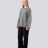 Soft knit in dark grey with beige stitching details on the sleeves. LineMD o-neck is made in plain jersey knit, has a round neck and loose fit. The model is 177 cm and wears a size S/36.
