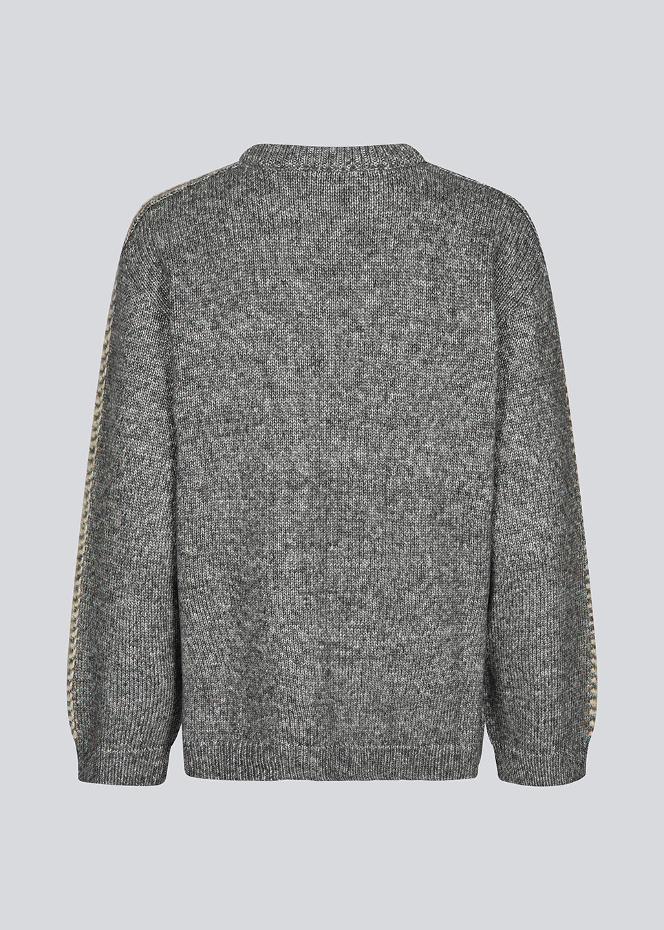 Soft knit in dark grey with beige stitching details on the sleeves. LineMD o-neck is made in plain jersey knit, has a round neck and loose fit. The model is 177 cm and wears a size S/36.