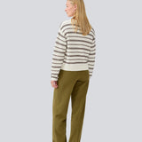 Oversized and striped knit with a round neck. LineusMD o-neck has long wide sleeves and dropped shoulders. The model is 177 cm and wears a size S/36.