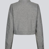 Cropped grey jacket in 80% wool. LissieMD jacket has a classic collar, manchet with button closure and a zipper in front. The model is 177 cm and wears a size S/36.