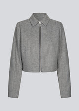 Cropped grey jacket in 80% wool. LissieMD jacket has a classic collar, manchet with button closure and a zipper in front. The model is 177 cm and wears a size S/36.