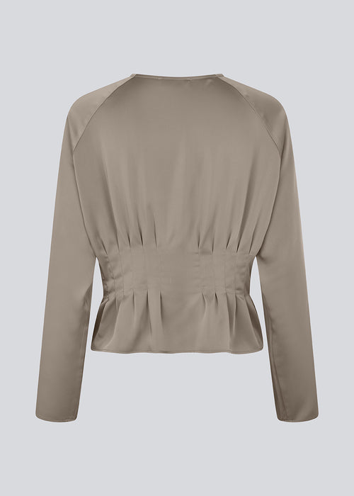 Fitted brown top with boxpleats in satin. LivMD shirt has a button closure in front and loose sleeves.