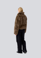 Jacket in a dark brown color with a high neck in fake fur. LouisaMD jacket is slighly cropped, has sidepockets and is cloused with hooks in front.