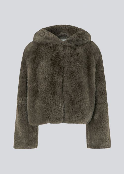 Jacket in a dark brown color with a high neck in fake fur. LouisaMD jacket is slighly cropped, has sidepockets and is cloused with hooks in front.