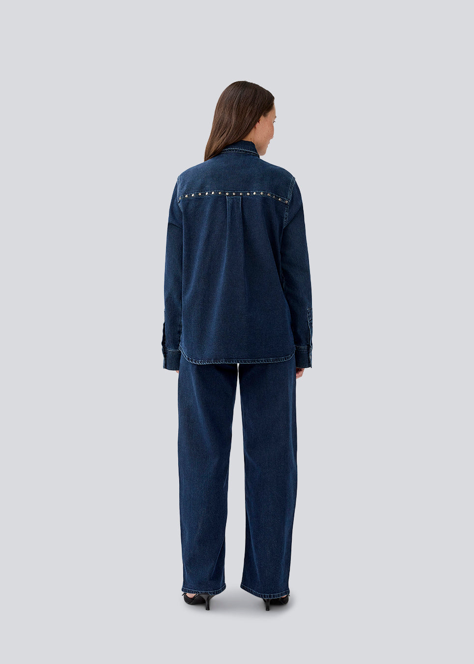 Classic shirt in denim with metal studs details. LuccaMD shirt has a shirtcollar, two front pockets and a button closure. 