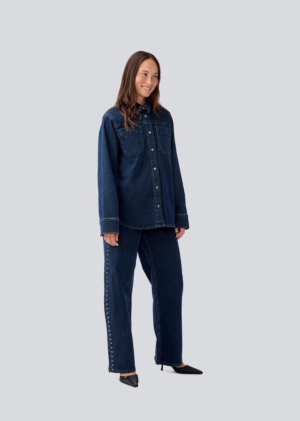 Classic shirt in denim with metal studs details. LuccaMD shirt has a shirtcollar, two front pockets and a button closure. 