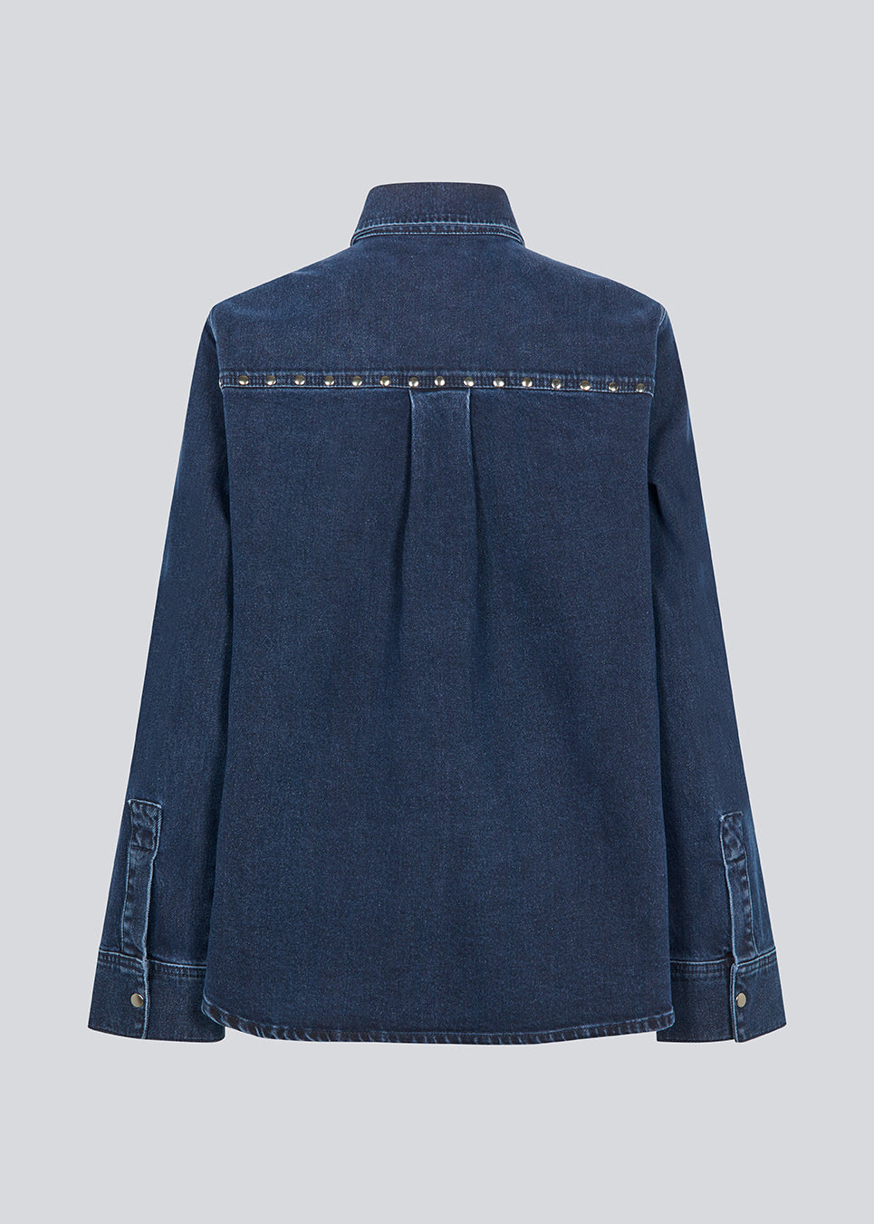 Classic shirt in denim with metal studs details. LuccaMD shirt has a shirtcollar, two front pockets and a button closure. 