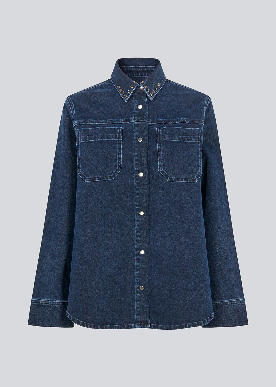 Classic shirt in denim with metal studs details. LuccaMD shirt has a shirtcollar, two front pockets and a button closure. 