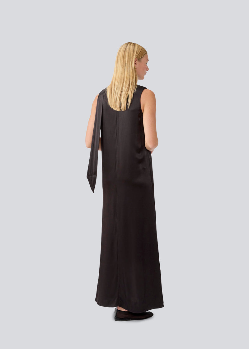 Long black sleeveless dress in satin. LucillaMD long dress has a v-neck and a scarf at the neck.