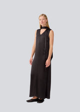 Long black sleeveless dress in satin. LucillaMD long dress has a v-neck and a scarf at the neck.