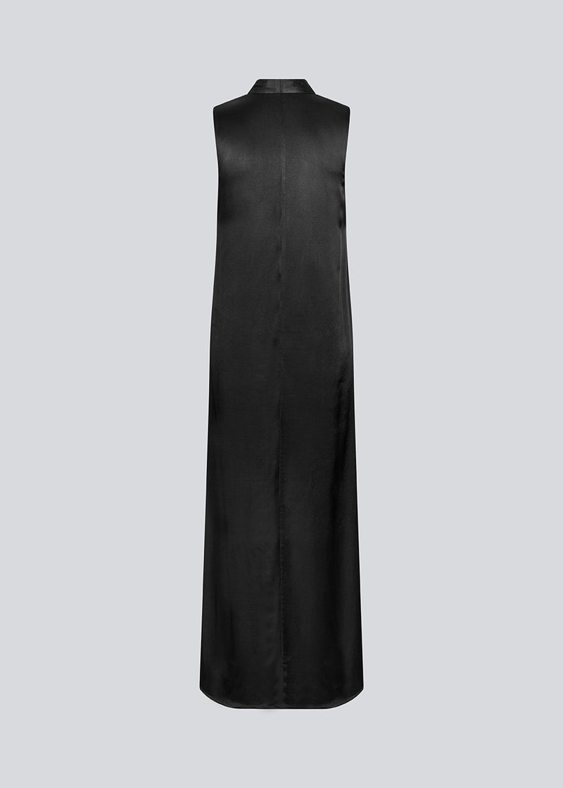 Long black sleeveless dress in satin. LucillaMD long dress has a v-neck and a scarf at the neck.