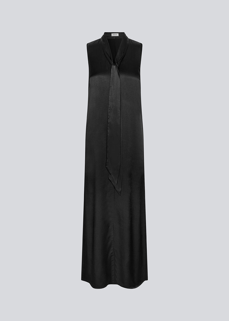 Long black sleeveless dress in satin. LucillaMD long dress has a v-neck and a scarf at the neck.