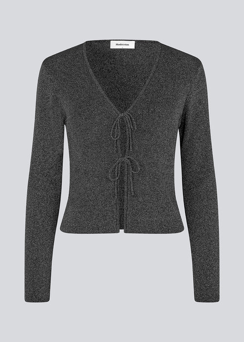 Fitted cardigan in a shimmery silver knit. LuckyMD cardigan has a v-neck and is closed with two tiebands in front.