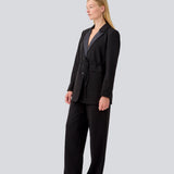 Classic black blazer with an oversize fit and a tieband at the waist. LykkeMD blazer has a satin detail on the collar and a slit in the back. The model is 177 cm and wears a size S/36.