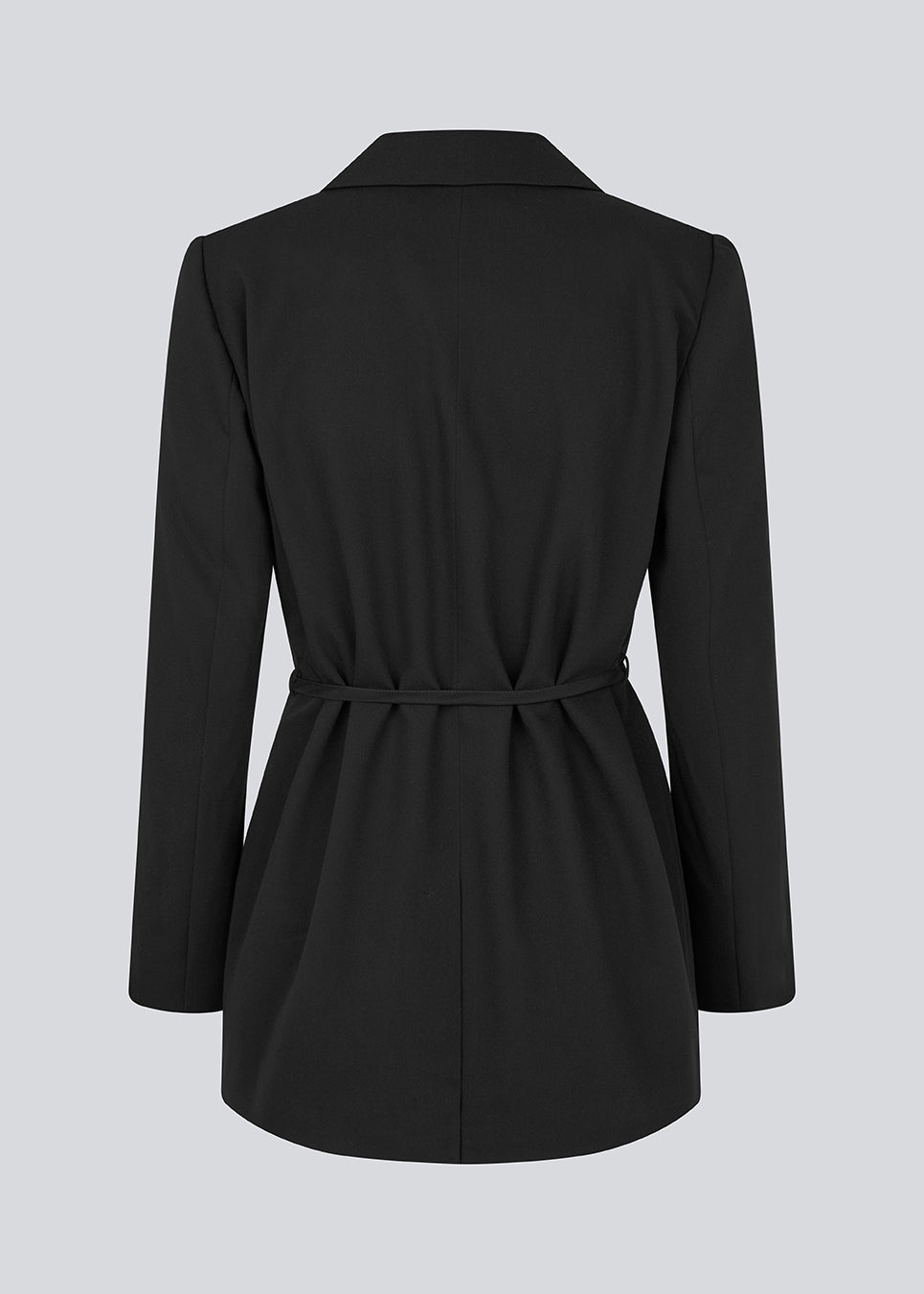 Classic black blazer with an oversize fit and a tieband at the waist. LykkeMD blazer has a satin detail on the collar and a slit in the back. The model is 177 cm and wears a size S/36.