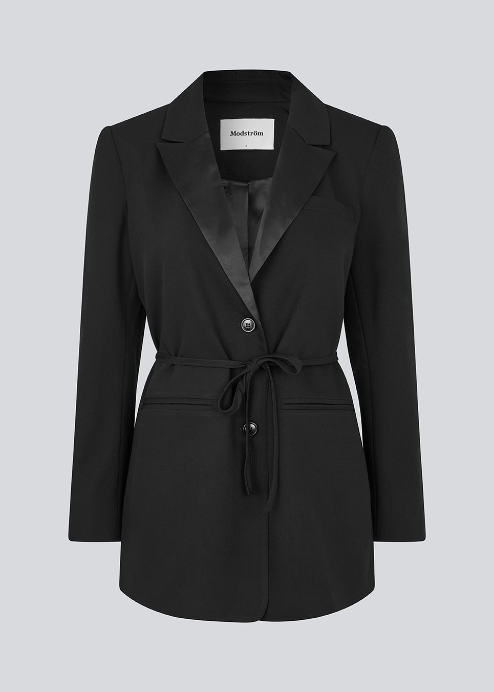 Classic black blazer with an oversize fit and a tieband at the waist. LykkeMD blazer has a satin detail on the collar and a slit in the back. The model is 177 cm and wears a size S/36.