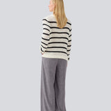 Klassisk strik i hvid med sorte striber i en løs pasform. MaddieMD stripe o-neck har en rund hals og slids i siderne. Modellen er 177 cm og har en str S/36 på.