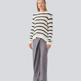 Klassisk strik i hvid med sorte striber i en løs pasform. MaddieMD stripe o-neck har en rund hals og slids i siderne. Modellen er 177 cm og har en str S/36 på.