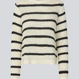 Klassisk strik i hvid med sorte striber i en løs pasform. MaddieMD stripe o-neck har en rund hals og slids i siderne. Modellen er 177 cm og har en str S/36 på.
