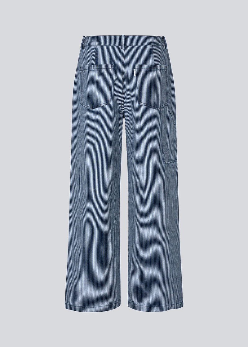 Loose pants in denim with a working inspired look. MagdalenaMD pants has a high waist, sidepockets and wide legs.