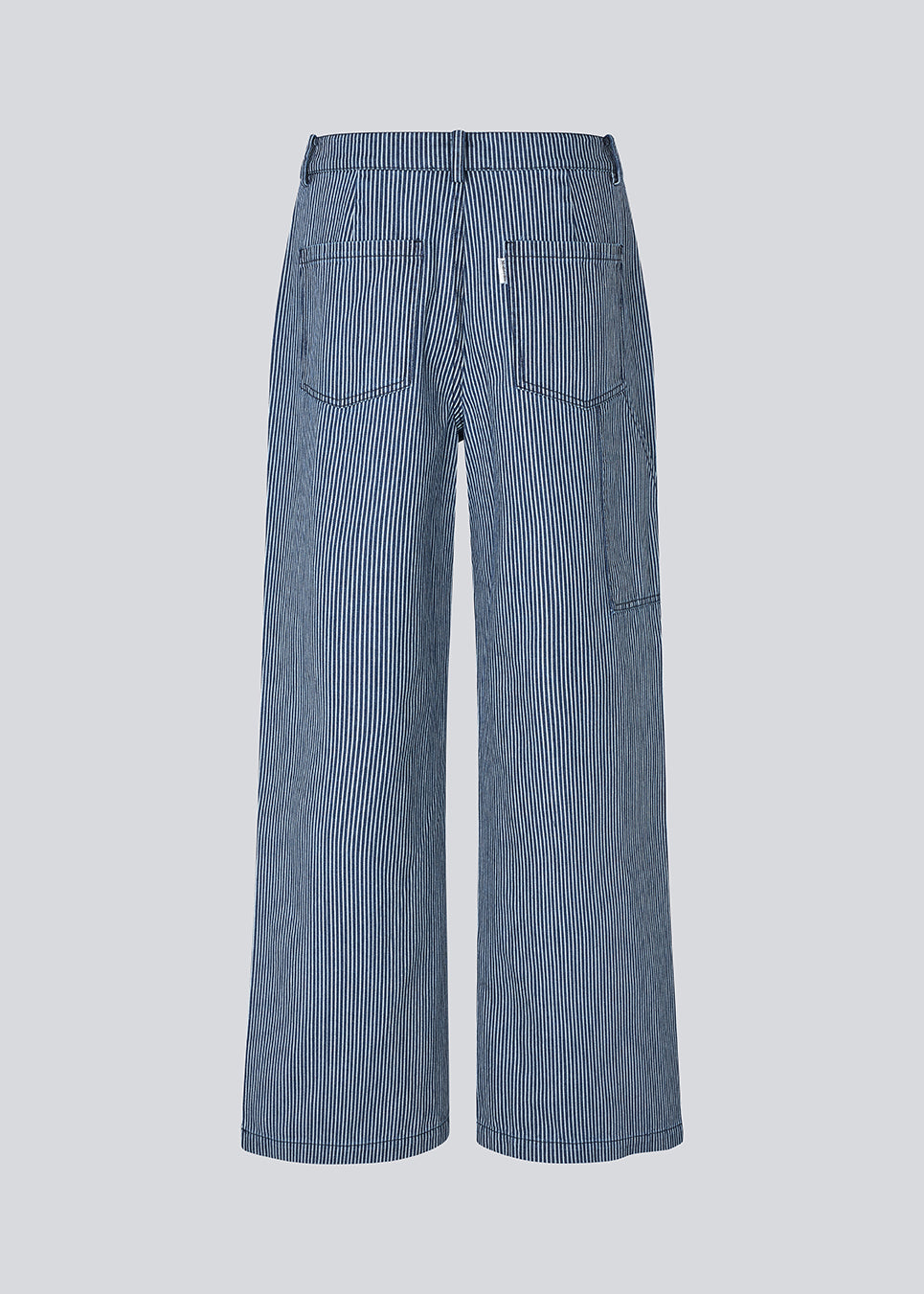 Loose pants in denim with a working inspired look. MagdalenaMD pants has a high waist, sidepockets and wide legs.