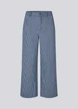 Loose pants in denim with a working inspired look. MagdalenaMD pants has a high waist, sidepockets and wide legs.