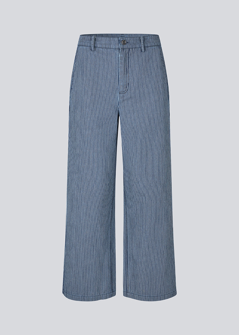 Loose pants in denim with a working inspired look. MagdalenaMD pants has a high waist, sidepockets and wide legs.