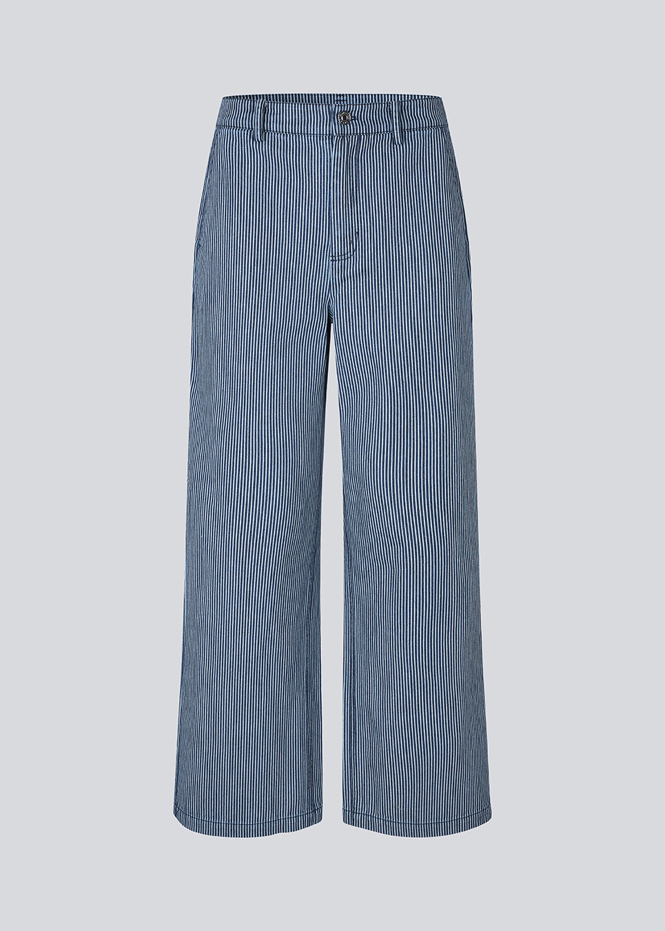 Loose pants in denim with a working inspired look. MagdalenaMD pants has a high waist, sidepockets and wide legs.