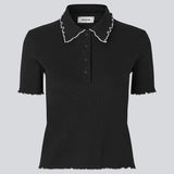 Fitted polo in black with white edges in jersey. MagdaloneMD polo has short sleeves and babylock edges. The model is 177 cm and wears a size S/36