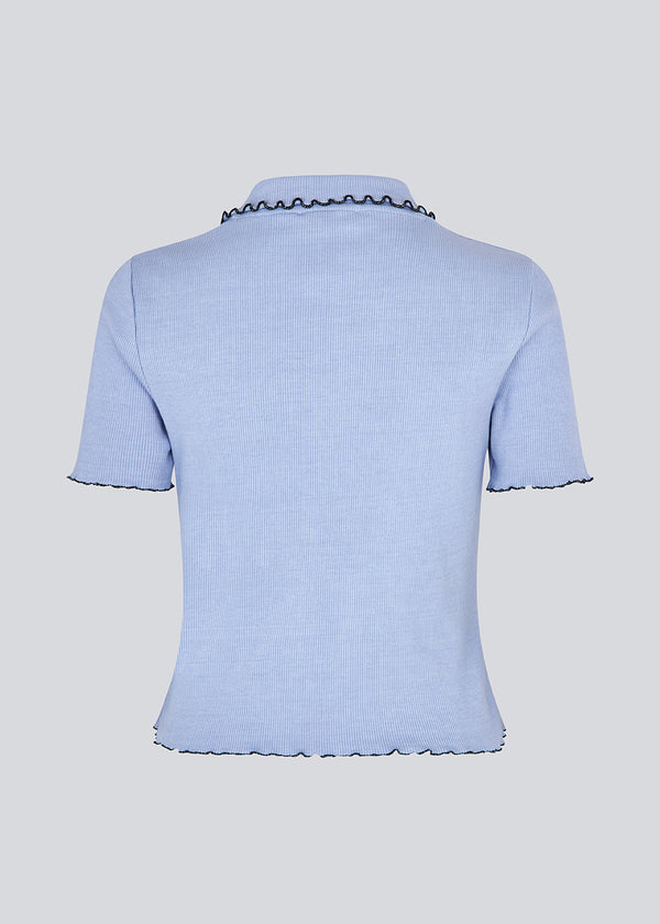 Fitted polo in jersey. MagdaloneMD polo has short sleeves and babylock edges. 