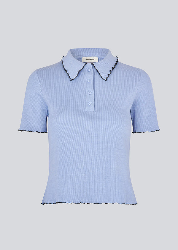 Fitted polo in jersey. MagdaloneMD polo has short sleeves and babylock edges. 