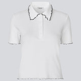 Fitted polo t-shirt in white with black edges in jersey. MagdaloneMD polo has short sleeves and babylock edges. The model is 177 cm and wears a size S/36

