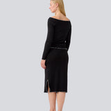 Midi skirt in black with white edges in jersey. MagdaloneMD skirt has slits in the sideseams and babylock edges with an elastic in the waist. The model is 177 cm and wears a size S/36.