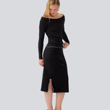 Midi skirt in black with white edges in jersey. MagdaloneMD skirt has slits in the sideseams and babylock edges with an elastic in the waist. The model is 177 cm and wears a size S/36.
