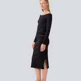Midi skirt in black with white edges in jersey. MagdaloneMD skirt has slits in the sideseams and babylock edges with an elastic in the waist. The model is 177 cm and wears a size S/36.