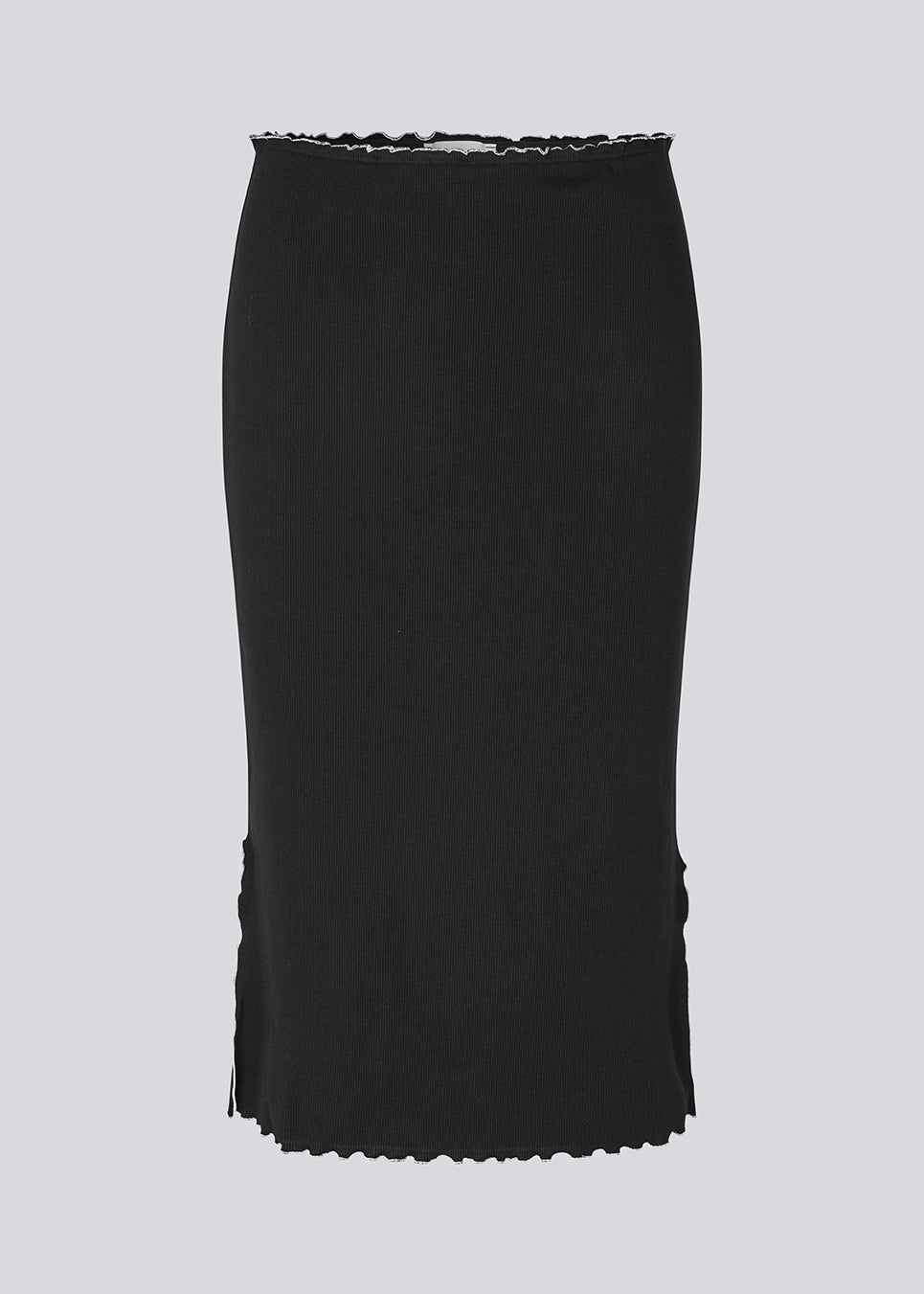 Midi skirt in black with white edges in jersey. MagdaloneMD skirt has slits in the sideseams and babylock edges with an elastic in the waist. The model is 177 cm and wears a size S/36.