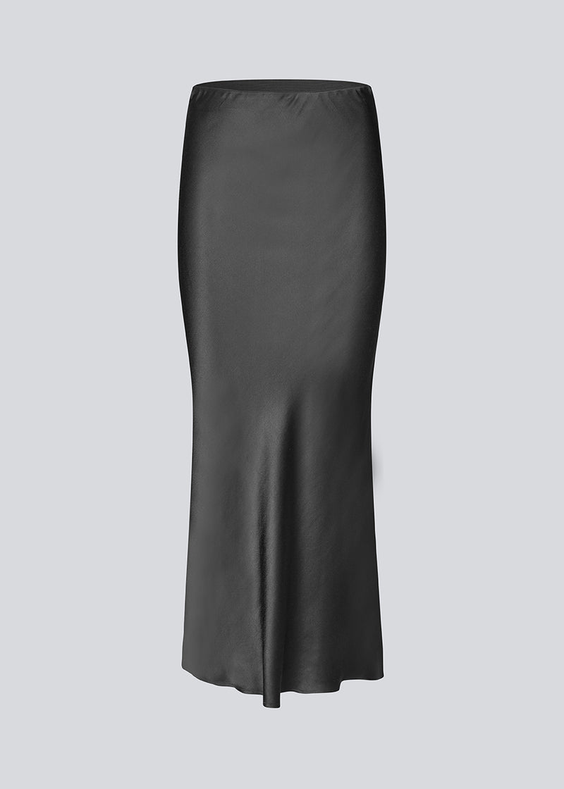 Maxi skirt in satin. MalkiMD skirt has an a-facon and an elastic in the waist. 