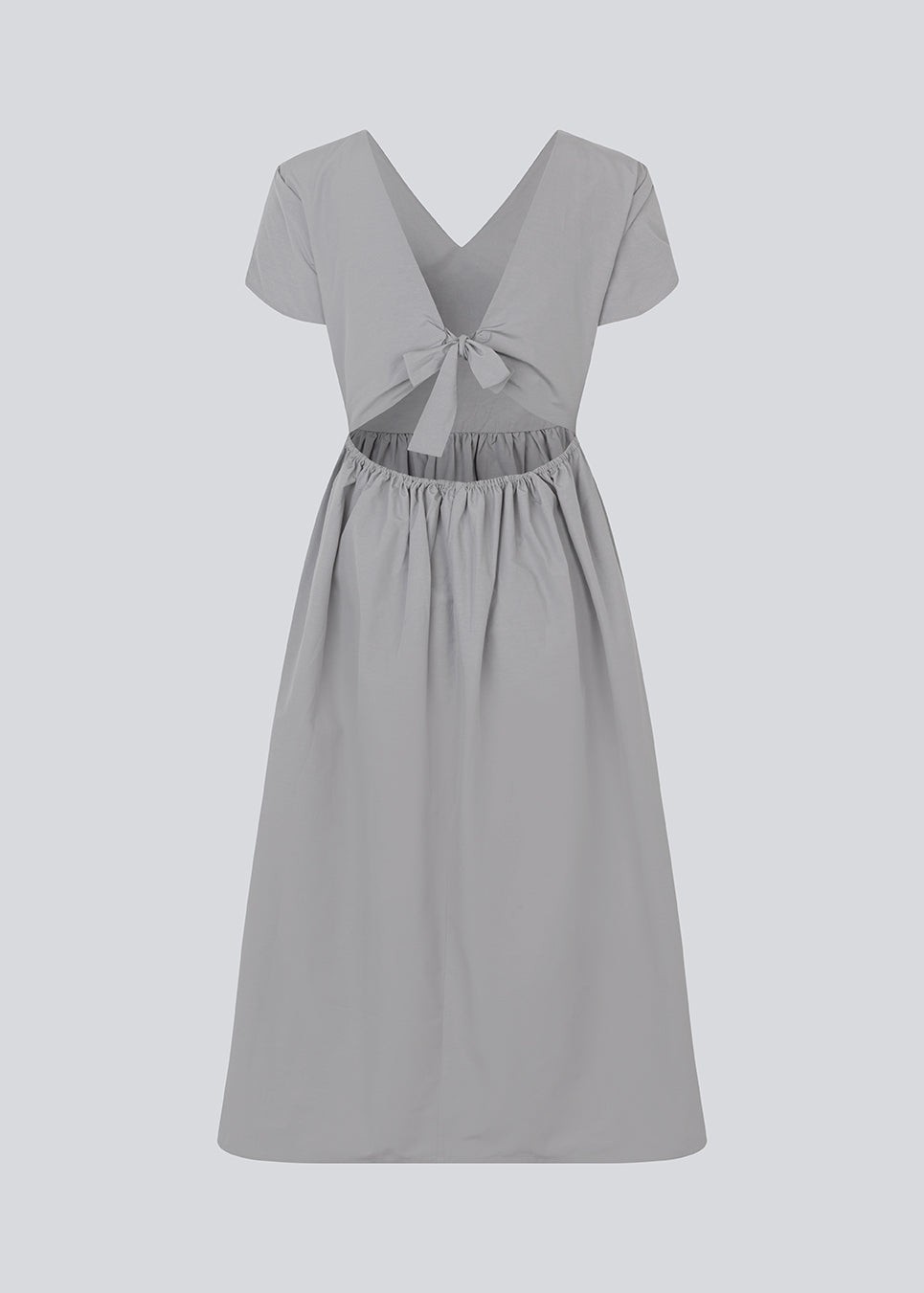 Long dress with short sleeves and a bow detail. MalleMD long dress is fitted with a loose skirt and has an invisible zipper in the side.