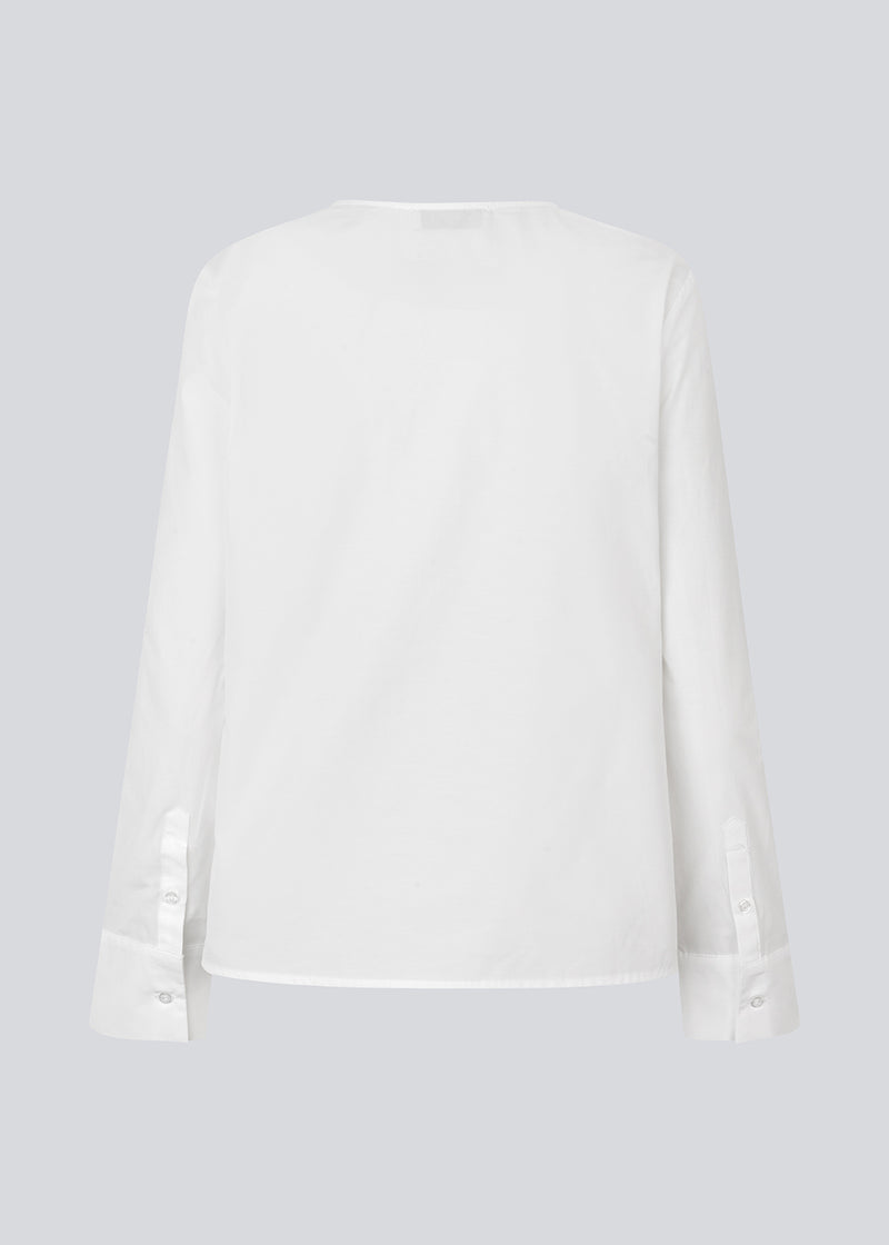 Longsleeved shirt with a wrap detail. MalleMD shirt has a pocket in front, wide sleeves and is closed with a tieband in the side. 