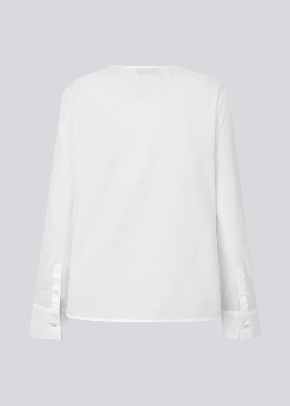 Longsleeved shirt with a wrap detail. MalleMD shirt has a pocket in front, wide sleeves and is closed with a tieband in the side. 