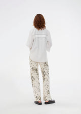 Oversize hvid skjorte med broderie anglaise detaljer. MallenMD shirt har brede ærmer med slids, skjorte krave og knappelukning fortil. 