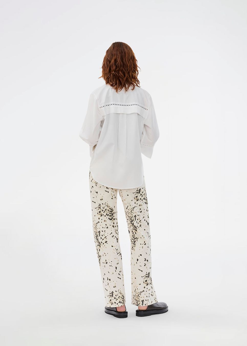 Oversize hvid skjorte med broderie anglaise detaljer. MallenMD shirt har brede ærmer med slids, skjorte krave og knappelukning fortil. 