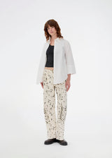 Oversize hvid skjorte med broderie anglaise detaljer. MallenMD shirt har brede ærmer med slids, skjorte krave og knappelukning fortil. 