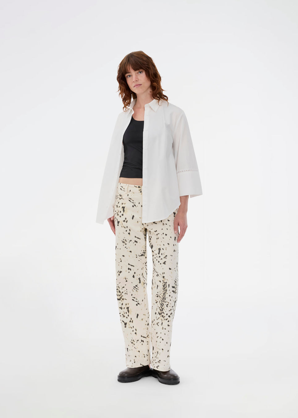 Oversize hvid skjorte med broderie anglaise detaljer. MallenMD shirt har brede ærmer med slids, skjorte krave og knappelukning fortil. 