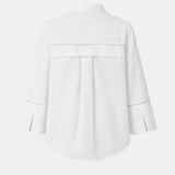 Oversize hvid skjorte med broderie anglaise detaljer. MallenMD shirt har brede ærmer med slids, skjorte krave og knappelukning fortil. 