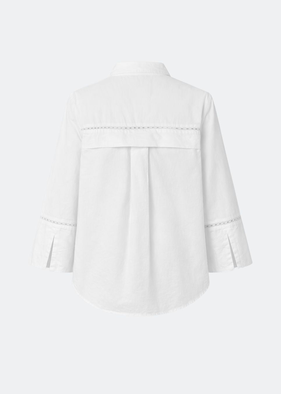 Oversize hvid skjorte med broderie anglaise detaljer. MallenMD shirt har brede ærmer med slids, skjorte krave og knappelukning fortil. 