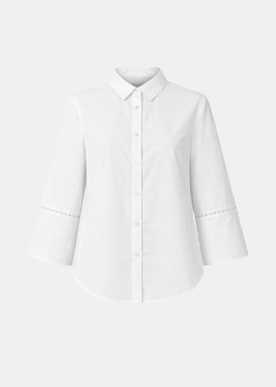 Oversize hvid skjorte med broderie anglaise detaljer. MallenMD shirt har brede ærmer med slids, skjorte krave og knappelukning fortil. 