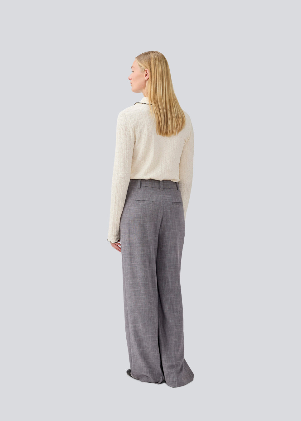 Suit pants with an asymmetrical closure detail. MalouMD pants has sidepocket, a high waist and wide legs.