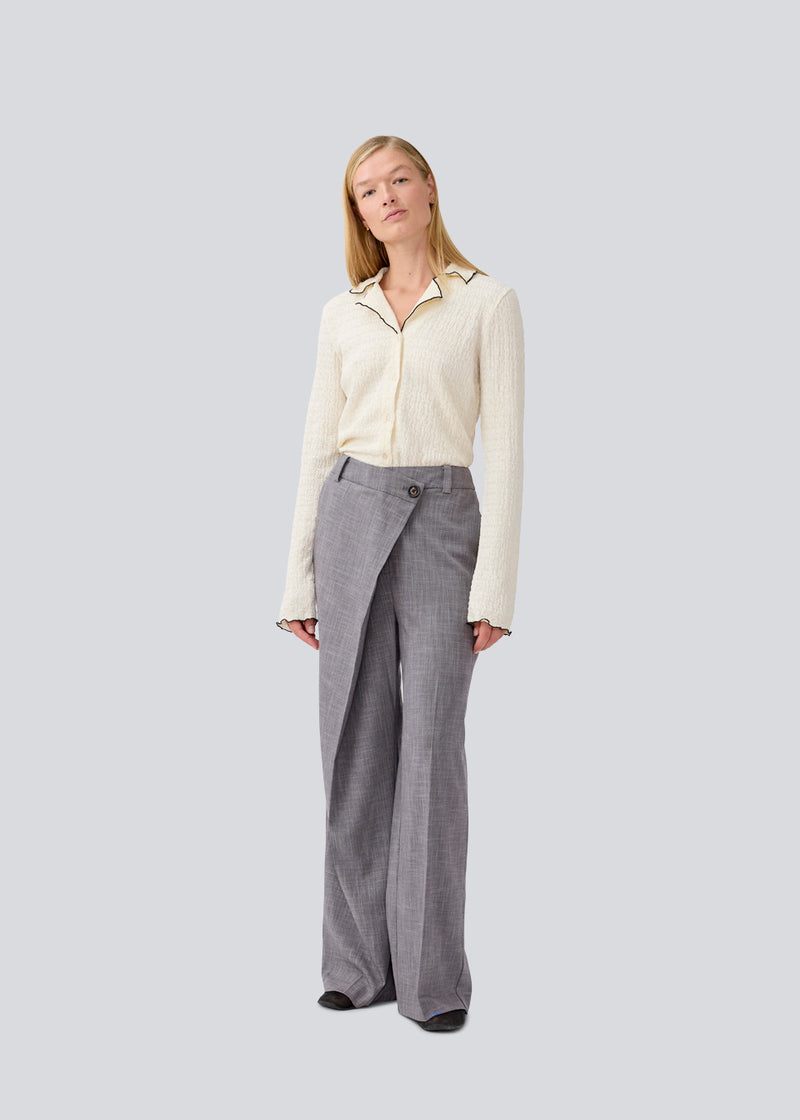 Suit pants with an asymmetrical closure detail. MalouMD pants has sidepocket, a high waist and wide legs.