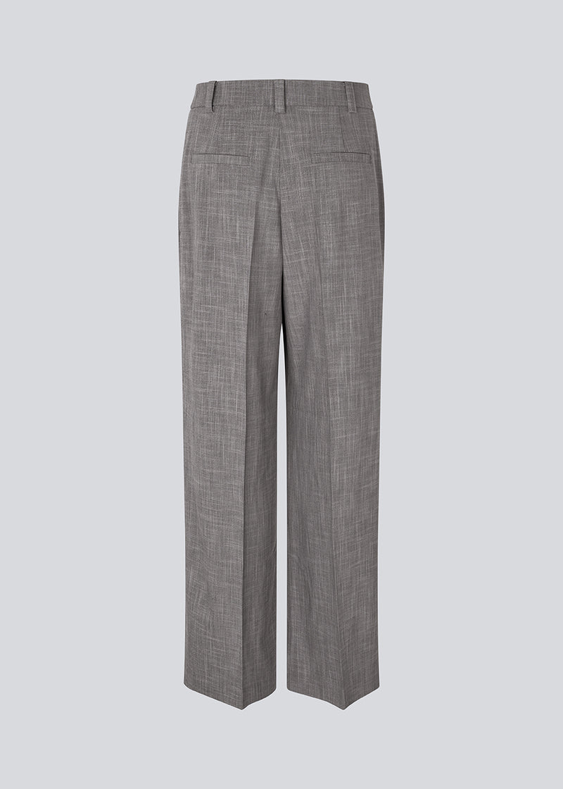 Suit pants with an asymmetrical closure detail. MalouMD pants has sidepocket, a high waist and wide legs.